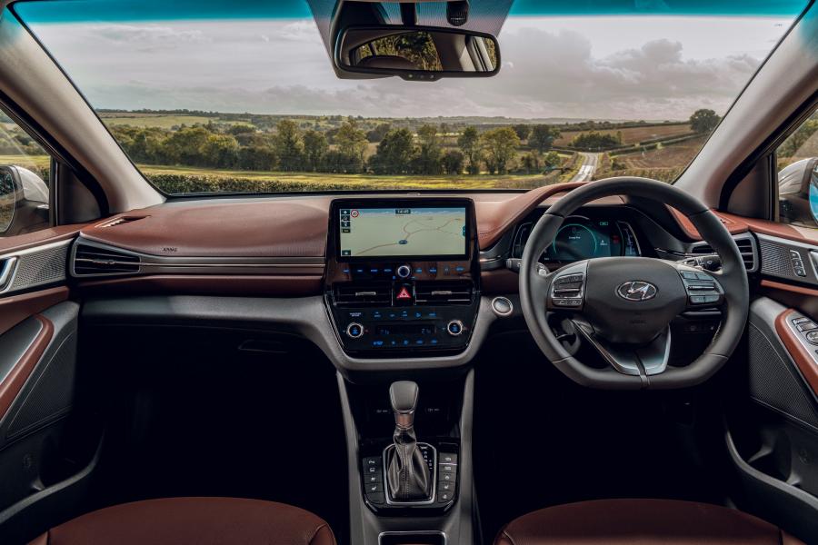 Торпедо Hyundai IONIQ hybrid (AE) 2019 года  (UK) (фото 37 из 42)